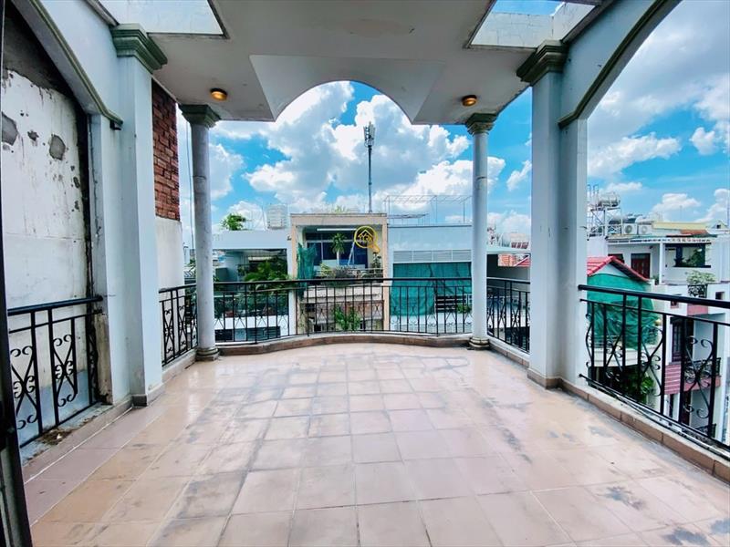 SERVICED APARTMENT FULLY FURNISHED WITH BALCONY