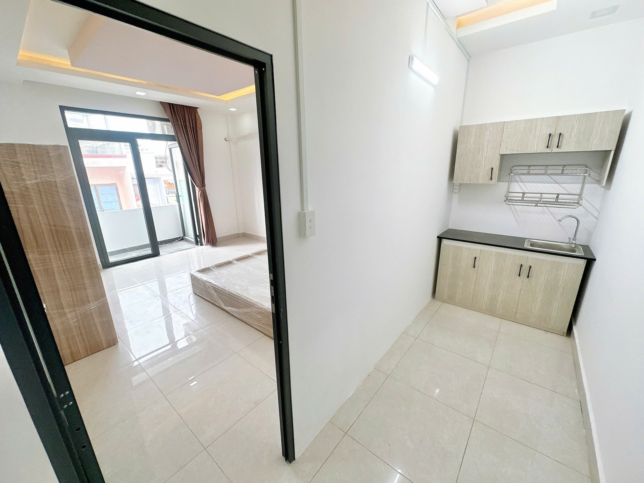 STUDIO BALCONY SEPARATE KITCHEN NEAR VHU