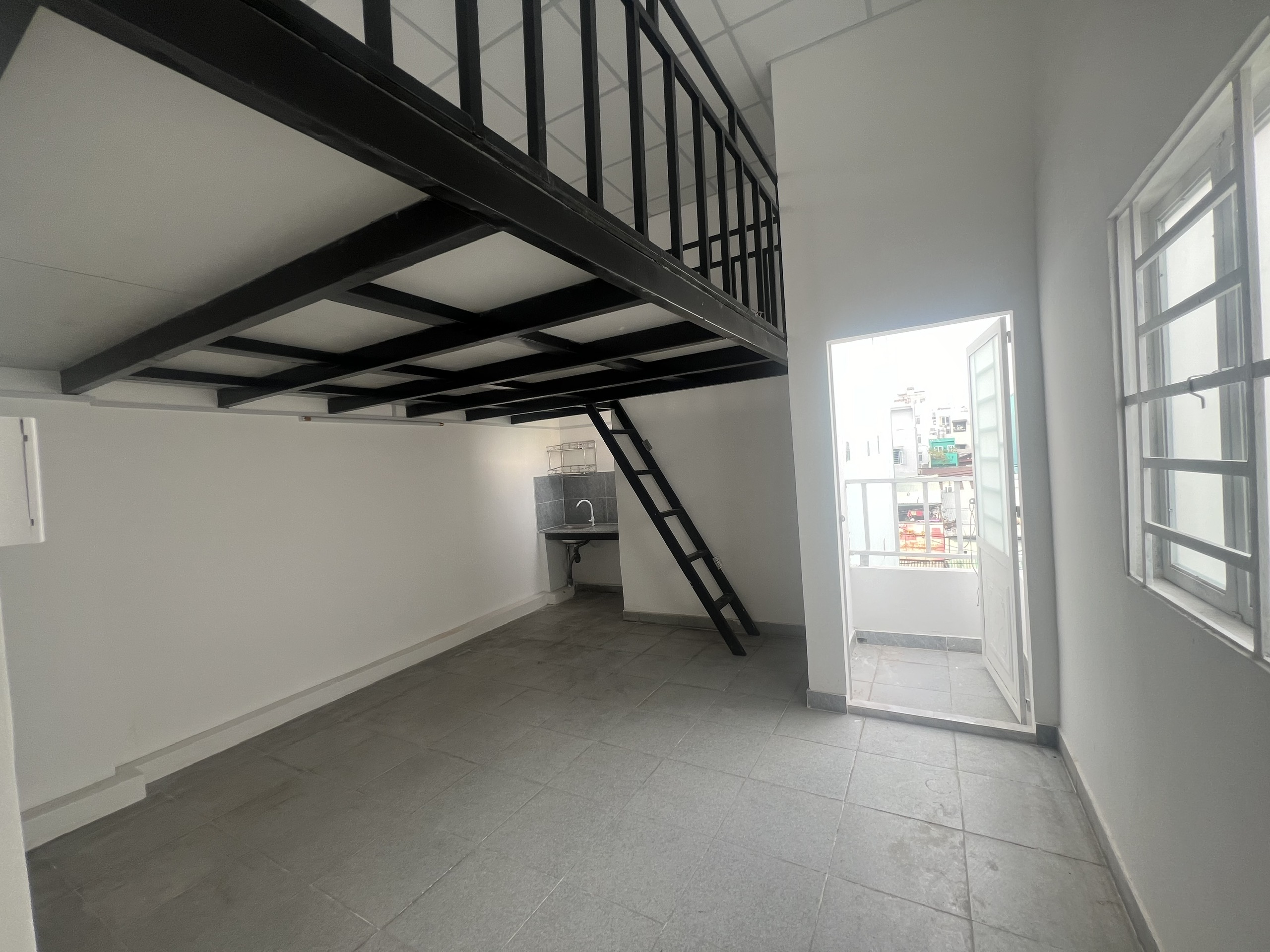 DUPLEX BALCONY GIỮA HUIT AND VHU